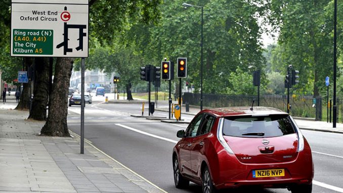 Londra, Uber sperimenta la mobilità elettrica con Nissan Leaf