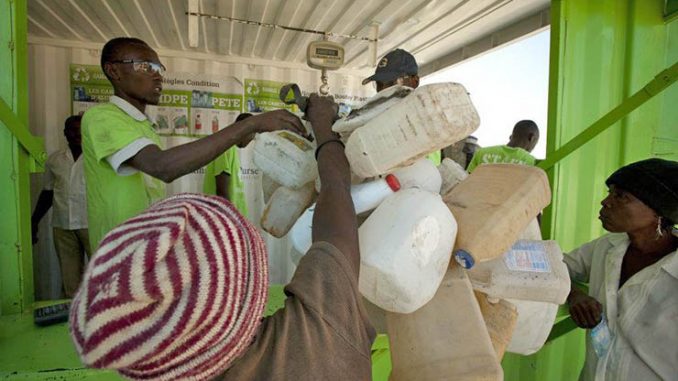 Henkel e Plastic Bank riciclano la plastica che soffoca i mari